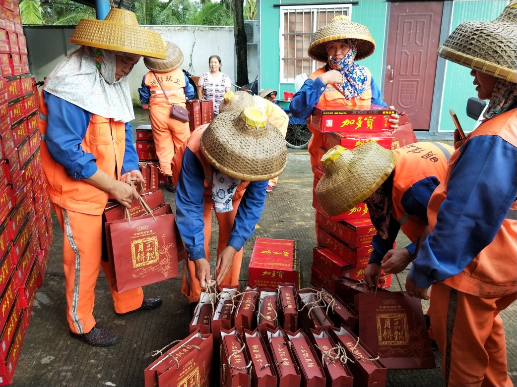 ? ?“中秋佳節(jié)、情暖職工” ? ? ? ? ?-----明佳集團黨支部及工會組織開展中秋慰問活動